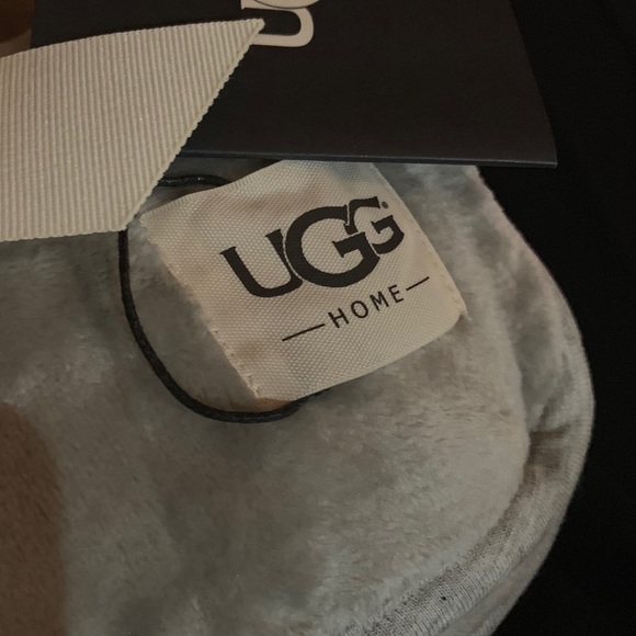NWT UGG Grey Throw blanket - Picture 4 of 5